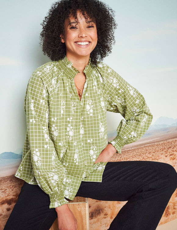 Chemisier imprimé détails smockés, manches blousantes (vert / écru) Chemisier imprimé détails smockés, manches blousantes (vert / écru)